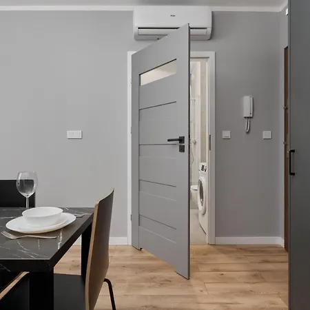 Gwiazdzista By The Sky Tower In By Renters Apartamento Breslavia